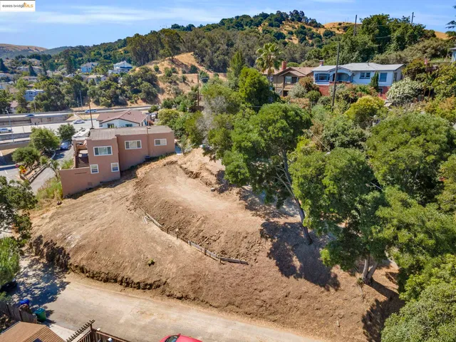 a view of a houses with a yard