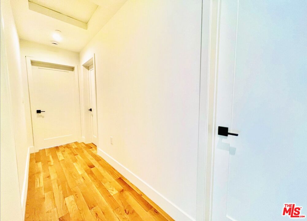 4152 1/2 Rogers Street, Unit 1/2 Los Angeles, CA 90063 - Photo 18 of 21 a bathroom with a bathtub