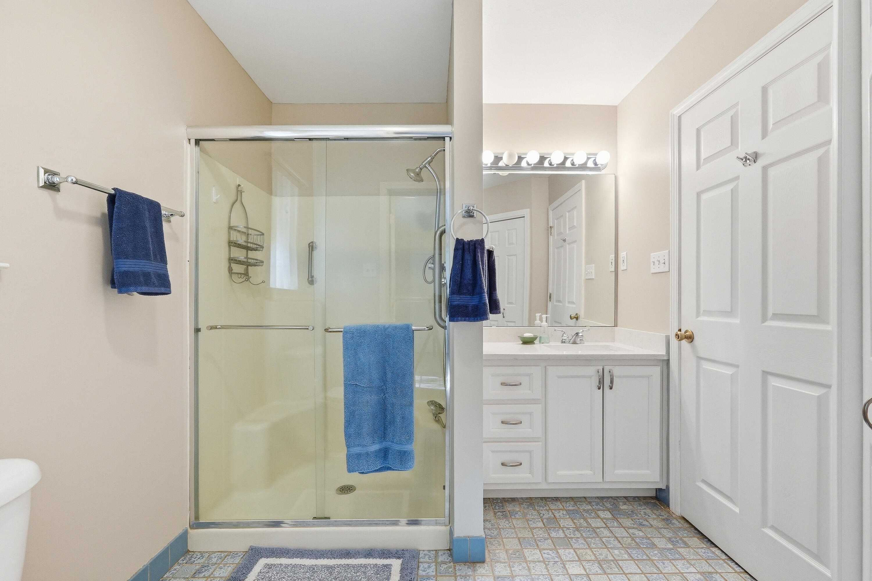 675 Spring Lake Road DeFuniak Springs, FL 32433 - Photo 40 of 91 a bathroom with a sink and a mirror