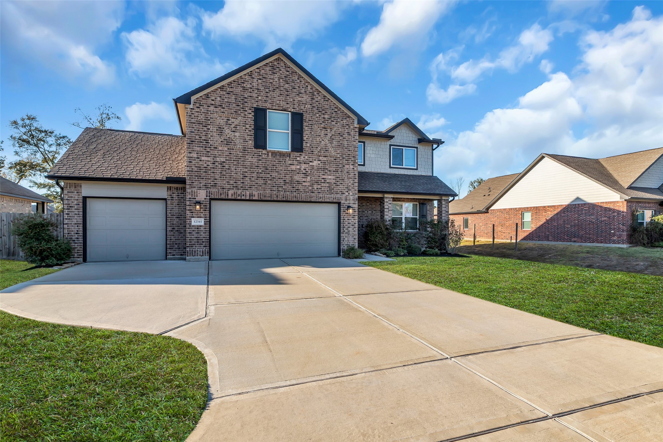 12341 North Chestnut Hills Road Conroe, TX 77303 - Photo 3 of 43 Long and wide driveway for tons of parking