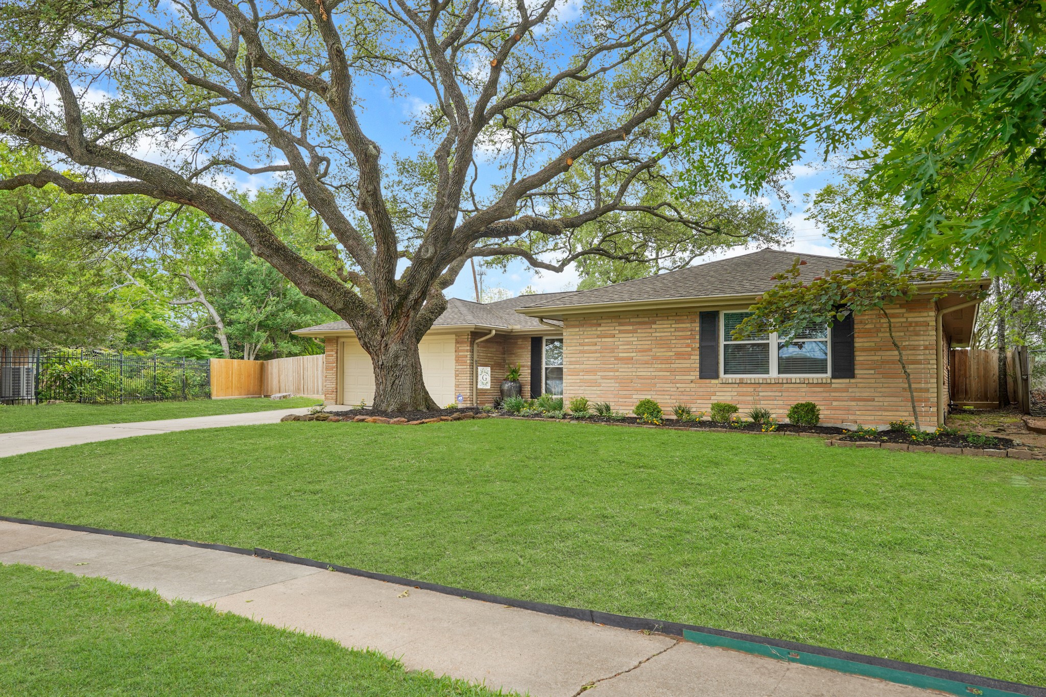 5242 Sanford Road Houston, TX 77035 - Photo 2 of 34
