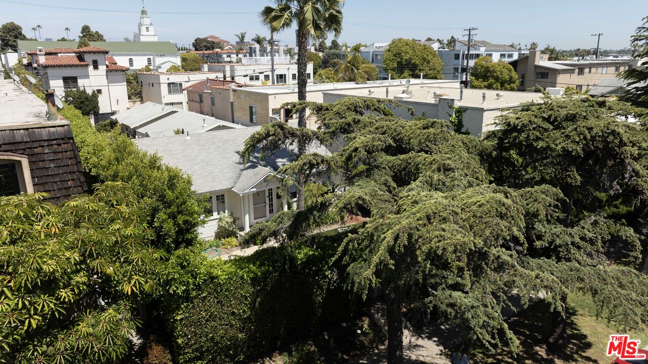 1047 9th Street Santa Monica, CA 90403 - Photo 18 of 20 a view of a city