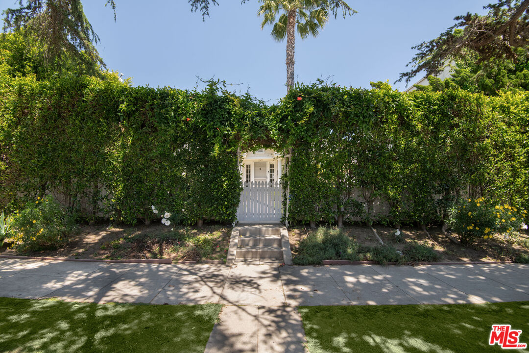 1047 9th Street Santa Monica, CA 90403 - Photo 3 of 20 a backyard of a house with lots of green space and fountain in the back