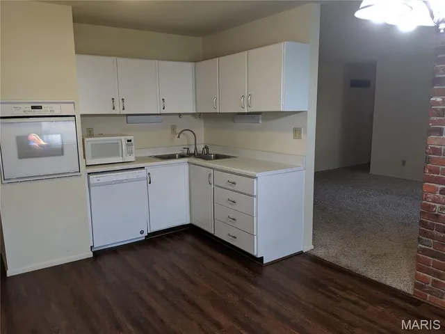 $2,600 | 822 Dutch Mill Drive, Ballwin, MO 63011