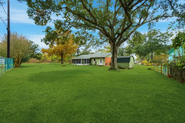 a view of a house with backyard