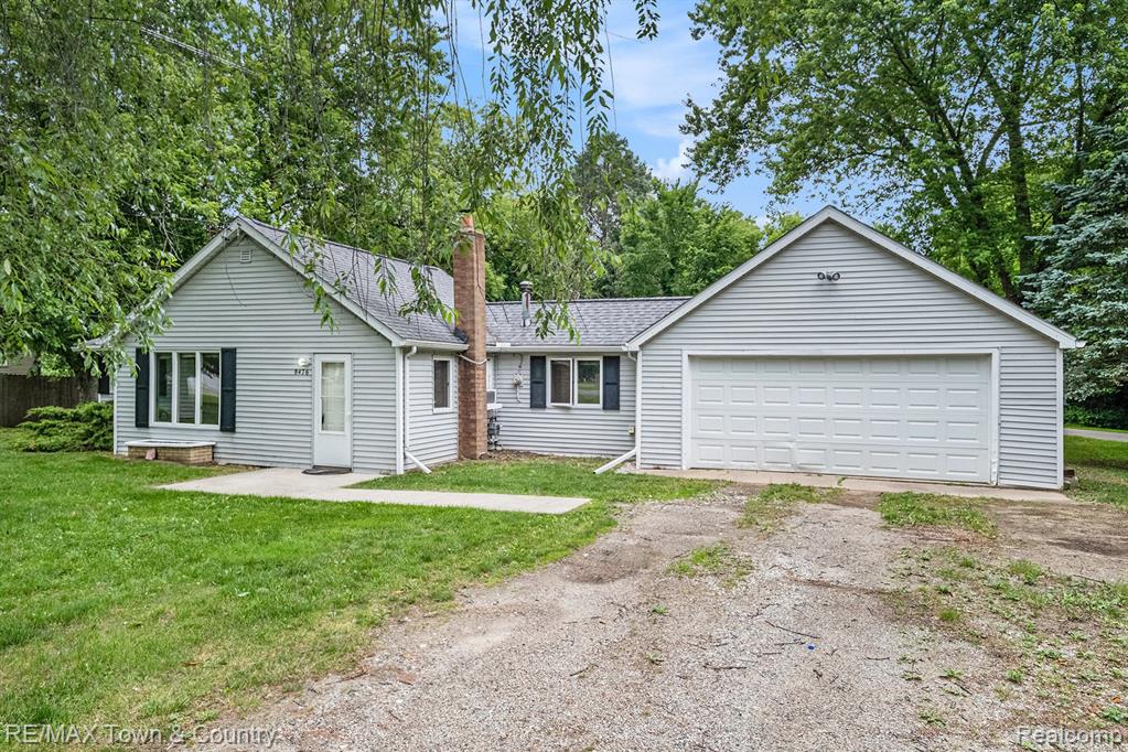 8476 Coldwater Road Flushing, MI 48433 - Photo 3 of 19
