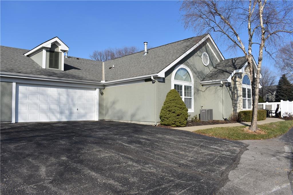 7135 Meadow View Street Shawnee, KS 66227 - Photo 3 of 38