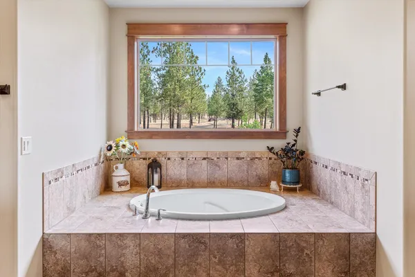 $1,100,000 | 14021 East Nelson Road, Elk, WA 99009