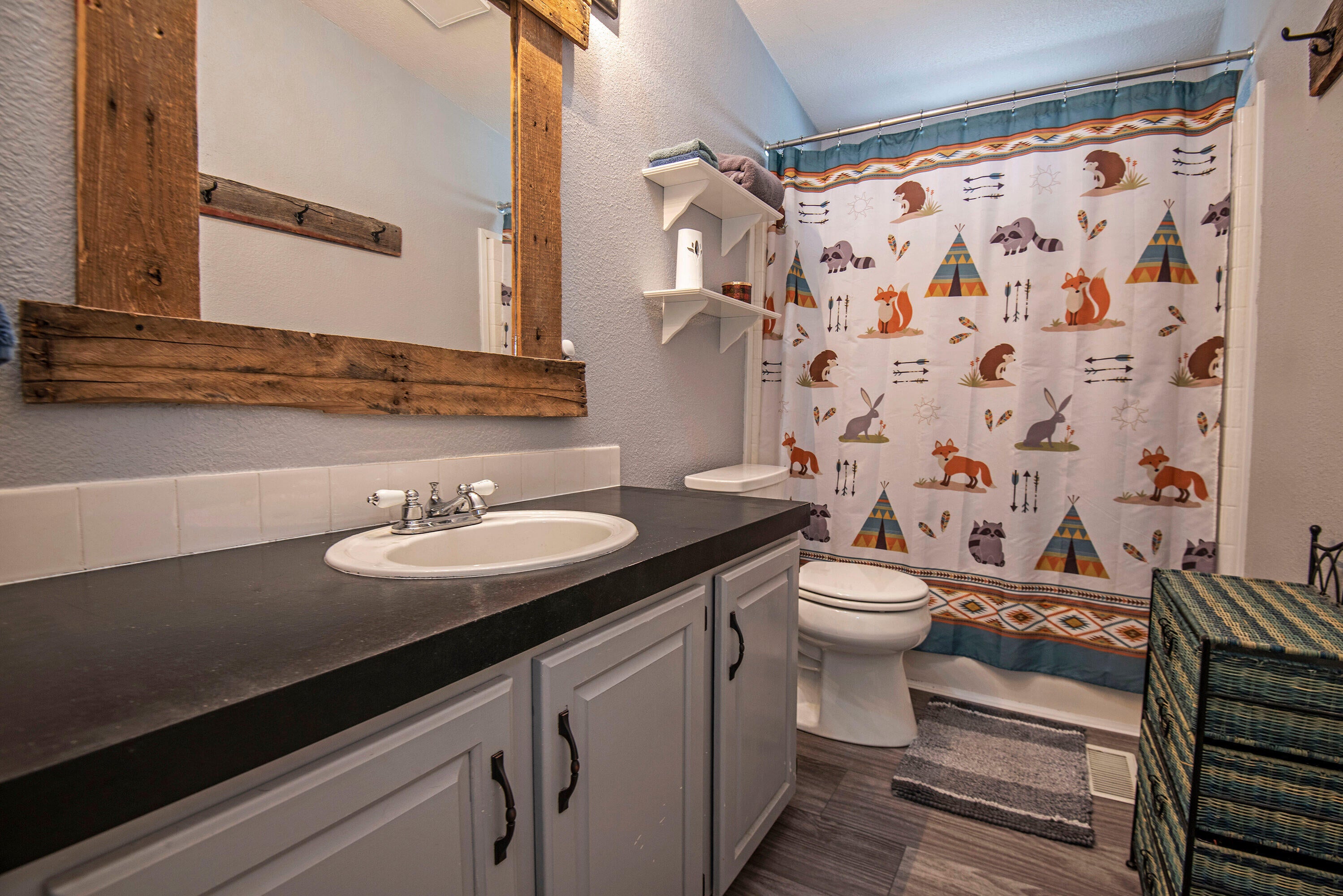 55842 Swan Road Bend, OR 97707 - Photo 16 of 25 Guest Bathroom