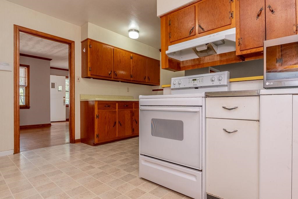 5595 Raleigh Lagrange Road Memphis, TN 38134 - Photo 10 of 29 a view of a kitchen with cabinets and stainless steel appliances