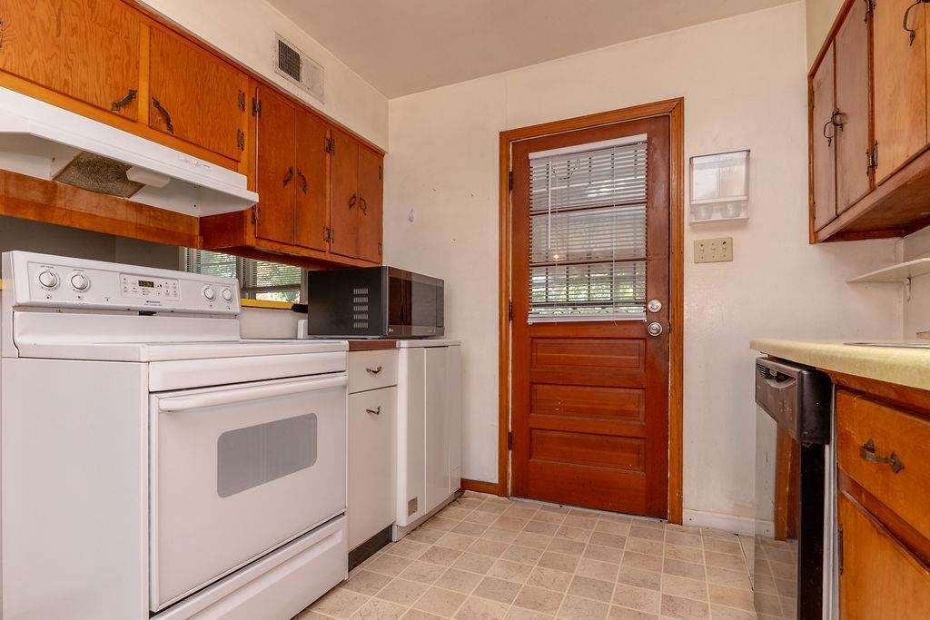 5595 Raleigh Lagrange Road Memphis, TN 38134 - Photo 11 of 29 a view of washer and dryer with kitchen in the background