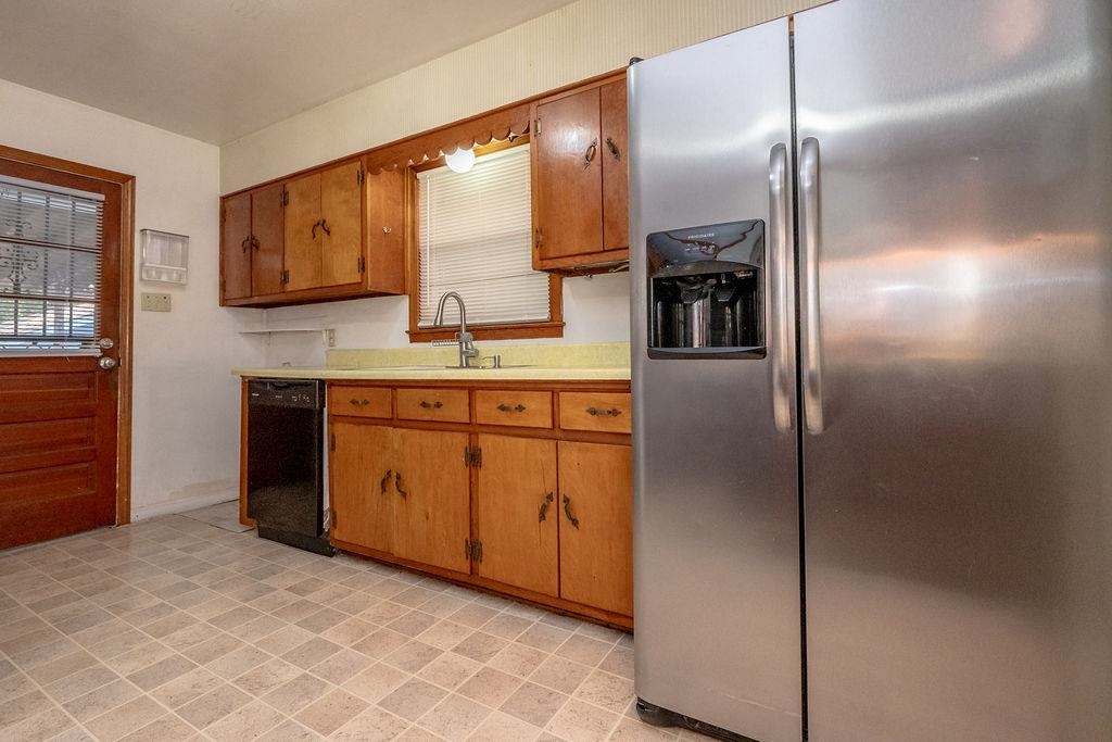 5595 Raleigh Lagrange Road Memphis, TN 38134 - Photo 12 of 29 a kitchen with stainless steel appliances a refrigerator and a sink