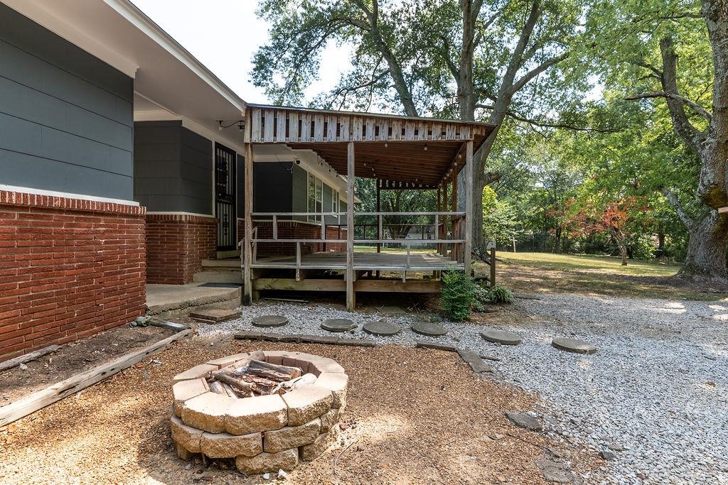 5595 Raleigh Lagrange Road Memphis, TN 38134 - Photo 27 of 29 a view of a chairs and table in backyard