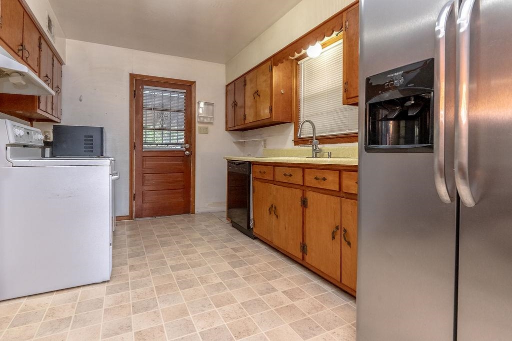 5595 Raleigh Lagrange Road Memphis, TN 38134 - Photo 28 of 29 a kitchen with stainless steel appliances granite countertop a refrigerator and a stove