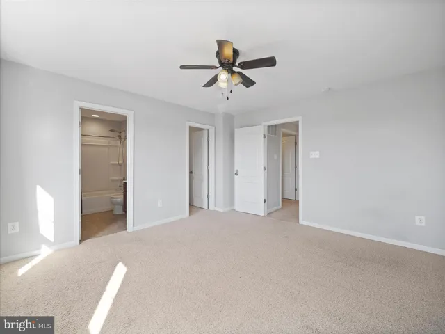 a view of empty room with a ceiling fan