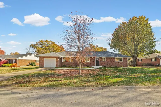 $285,000 | 2301 Wedgewood Drive, Alton, IL 62002