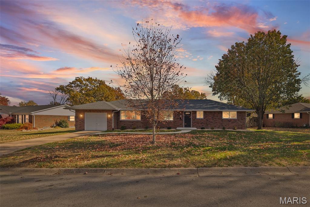 2301 Wedgewood Drive Alton, IL 62002 - Photo 2 of 38