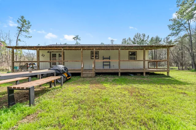 a view of a house with a backyard