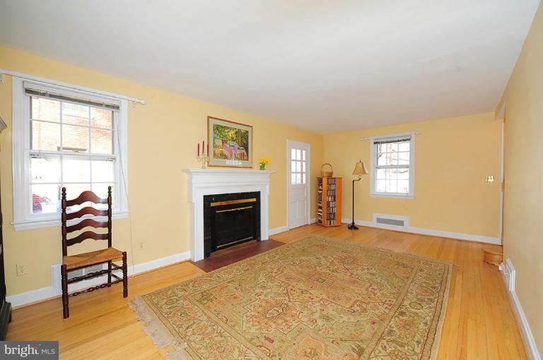 10428 Inwood Avenue Silver Spring, MD 20902 - Photo 3 of 27 Living Room #3