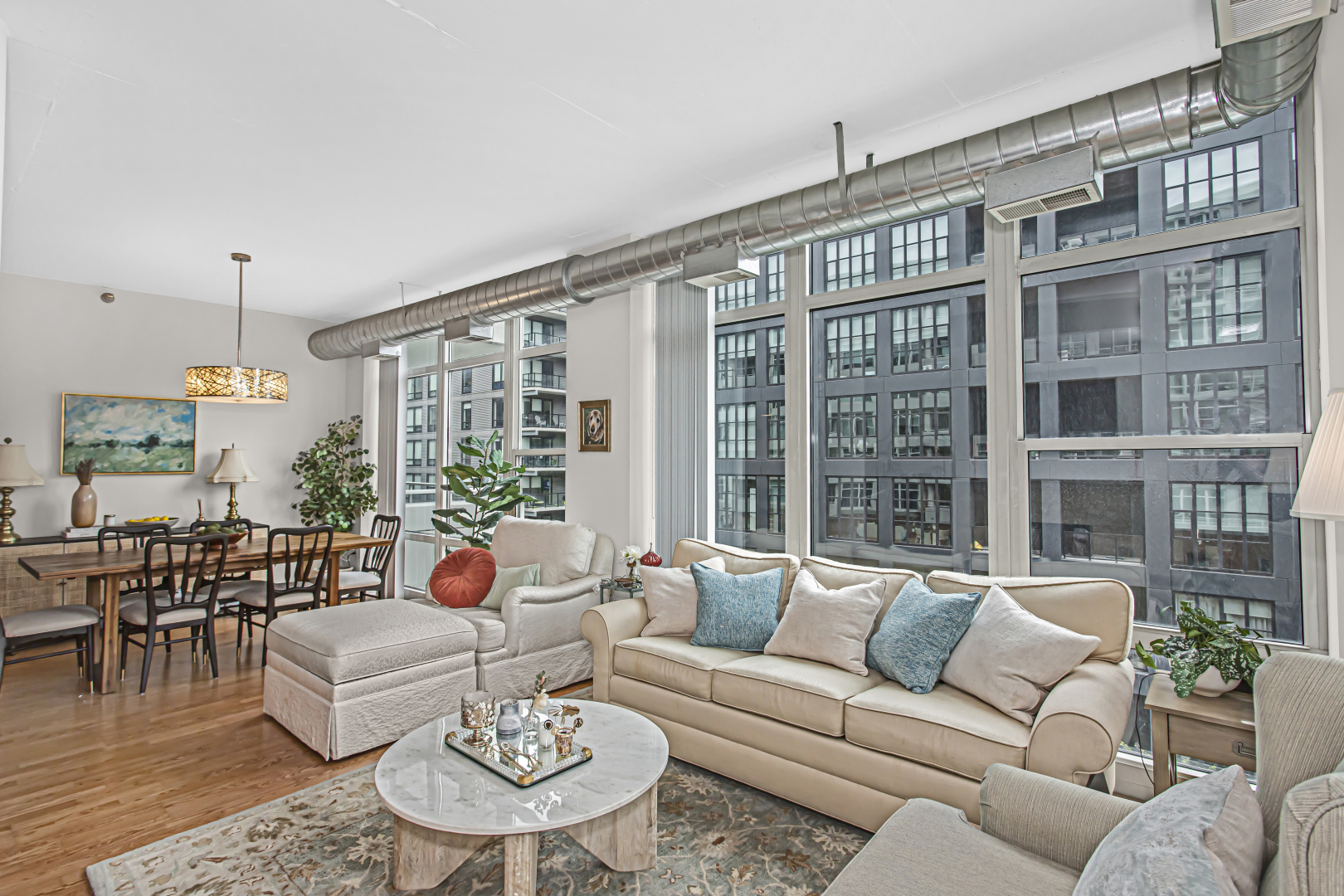 909 West Washington Boulevard, Unit 513 Chicago, IL 60607 - Photo 3 of 25 a living room with furniture and a table