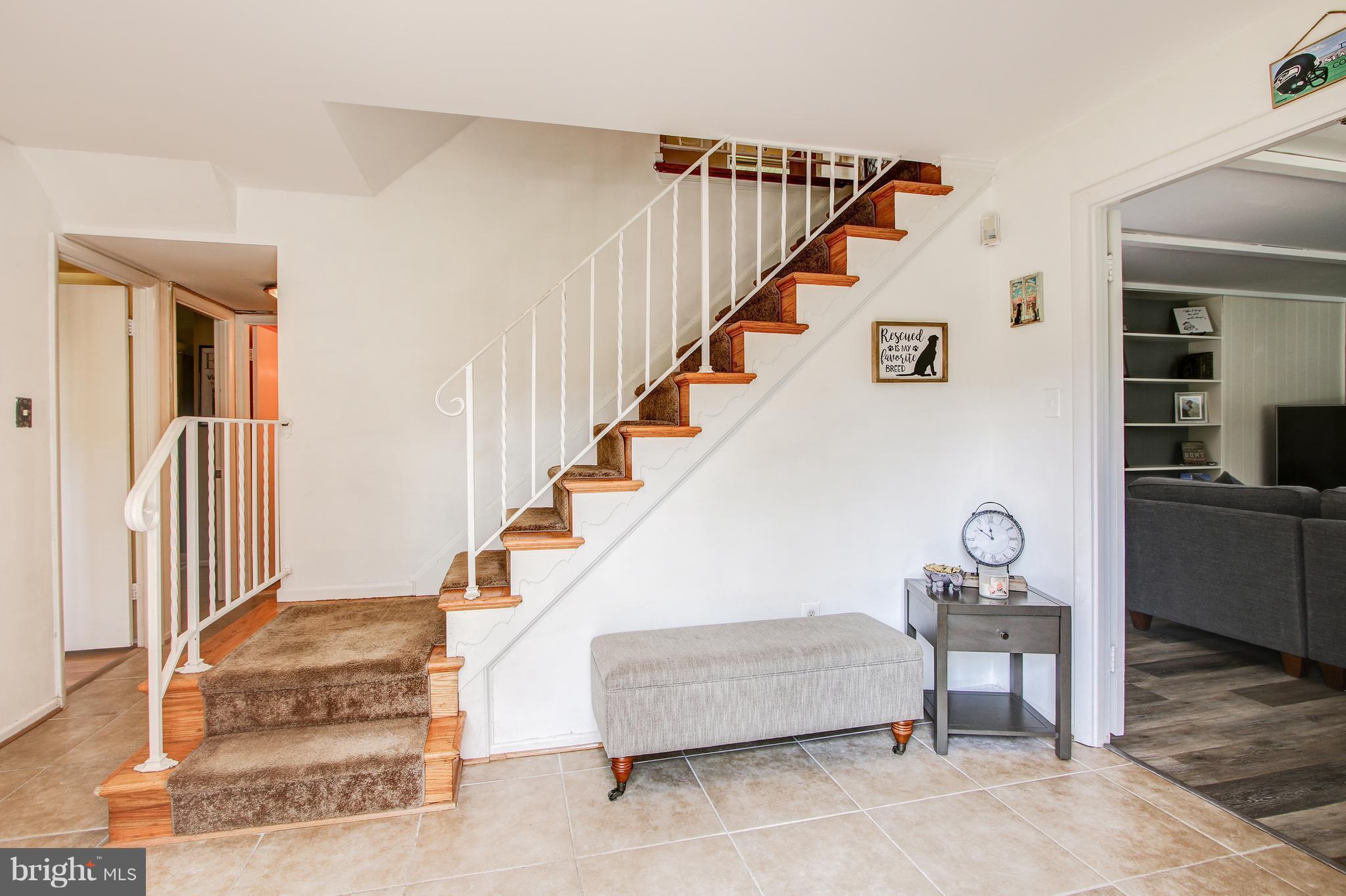 9504 Vance Place Silver Spring, MD 20901 - Photo 3 of 30 Spacious foyer entrance