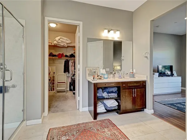 a en suite bathroom with a sink and a mirror