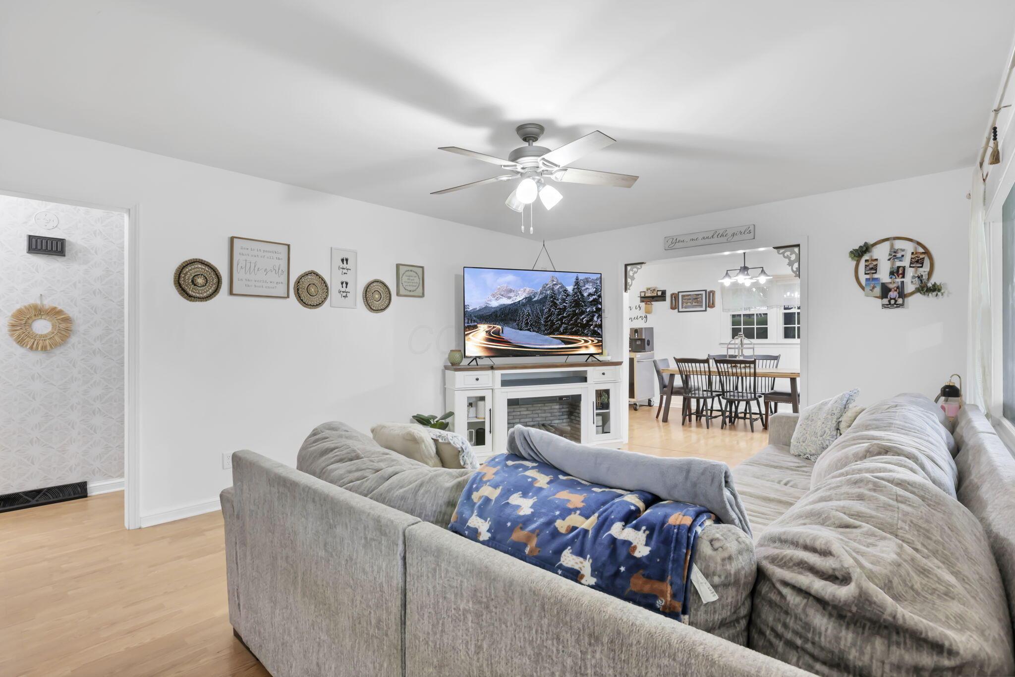 901 Coonpath Road Northwest Lancaster, OH 43130 - Photo 11 of 58 Living Room