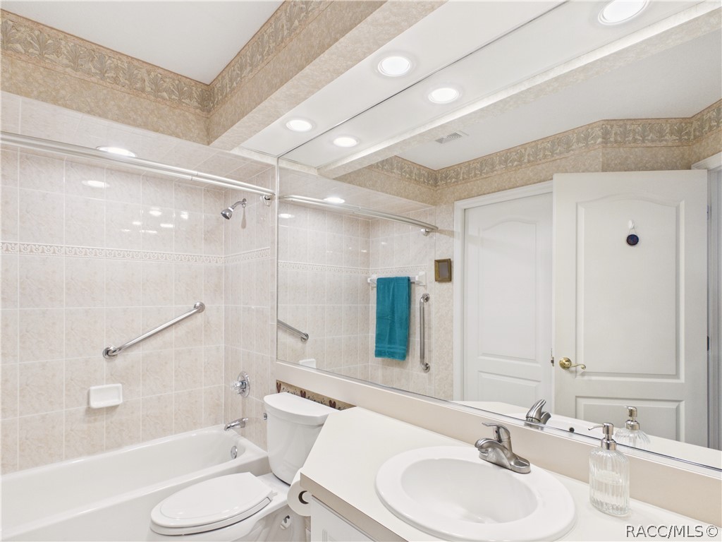 42 Byrsonima Loop Homosassa, FL 34446 - Photo 34 of 50 GUEST BATHROOM