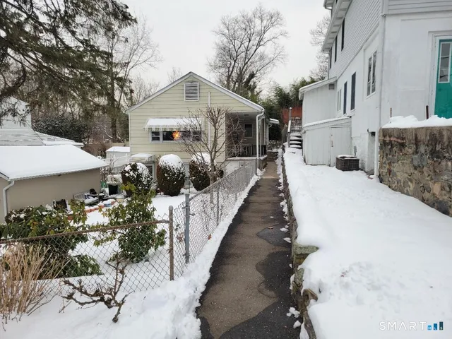 a view of a house with backyard