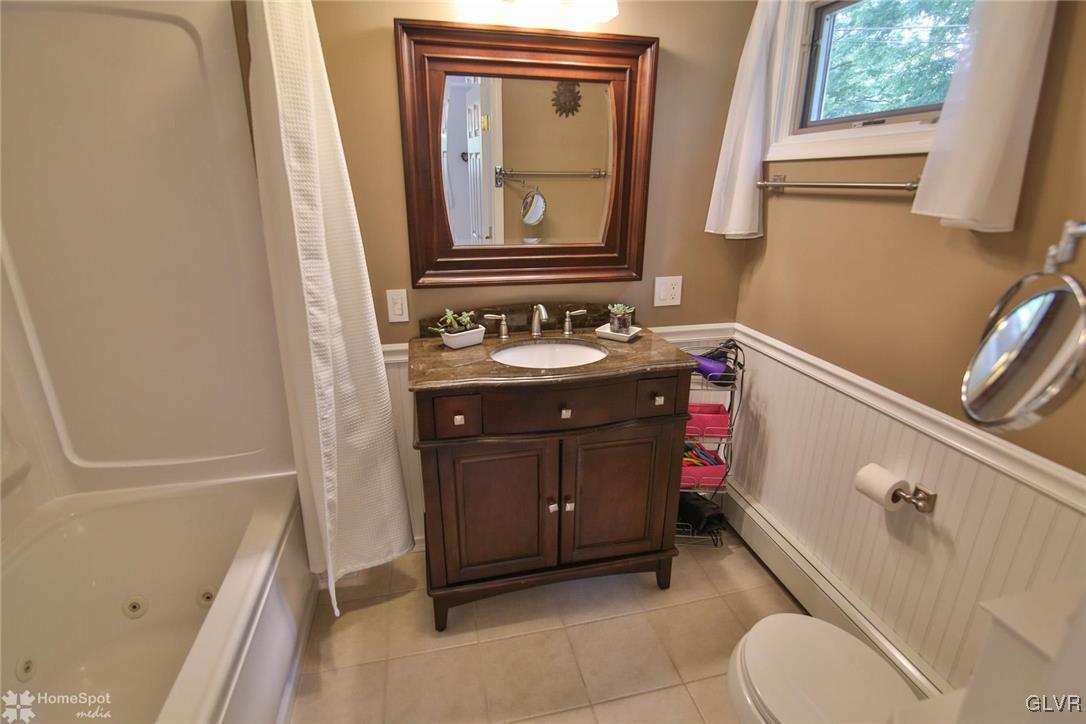 2901 Strohl Road Allentown, PA 18104 - Photo 27 of 39 Second Master Bath with Jacuzzi Tub
