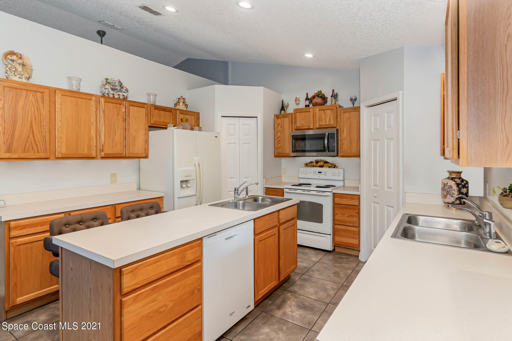 440 Danis Road Southwest Palm Bay, FL 32908 - Photo 9 of 41 Large Kitchen
