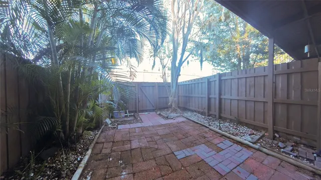 a view of a backyard