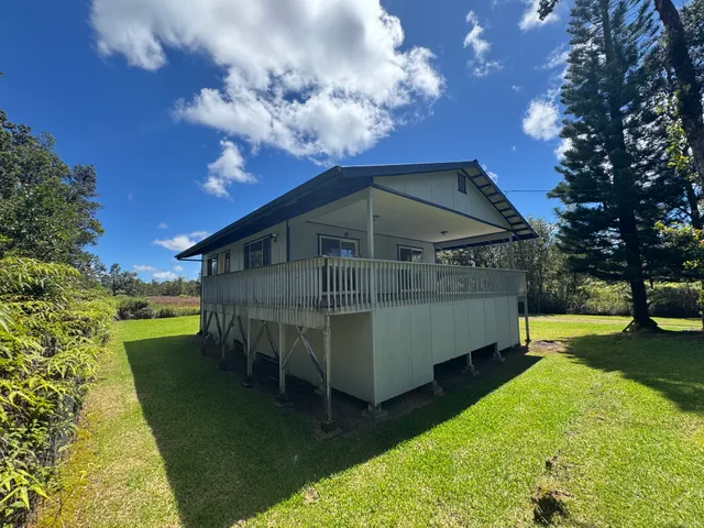 a view of a small house in the background