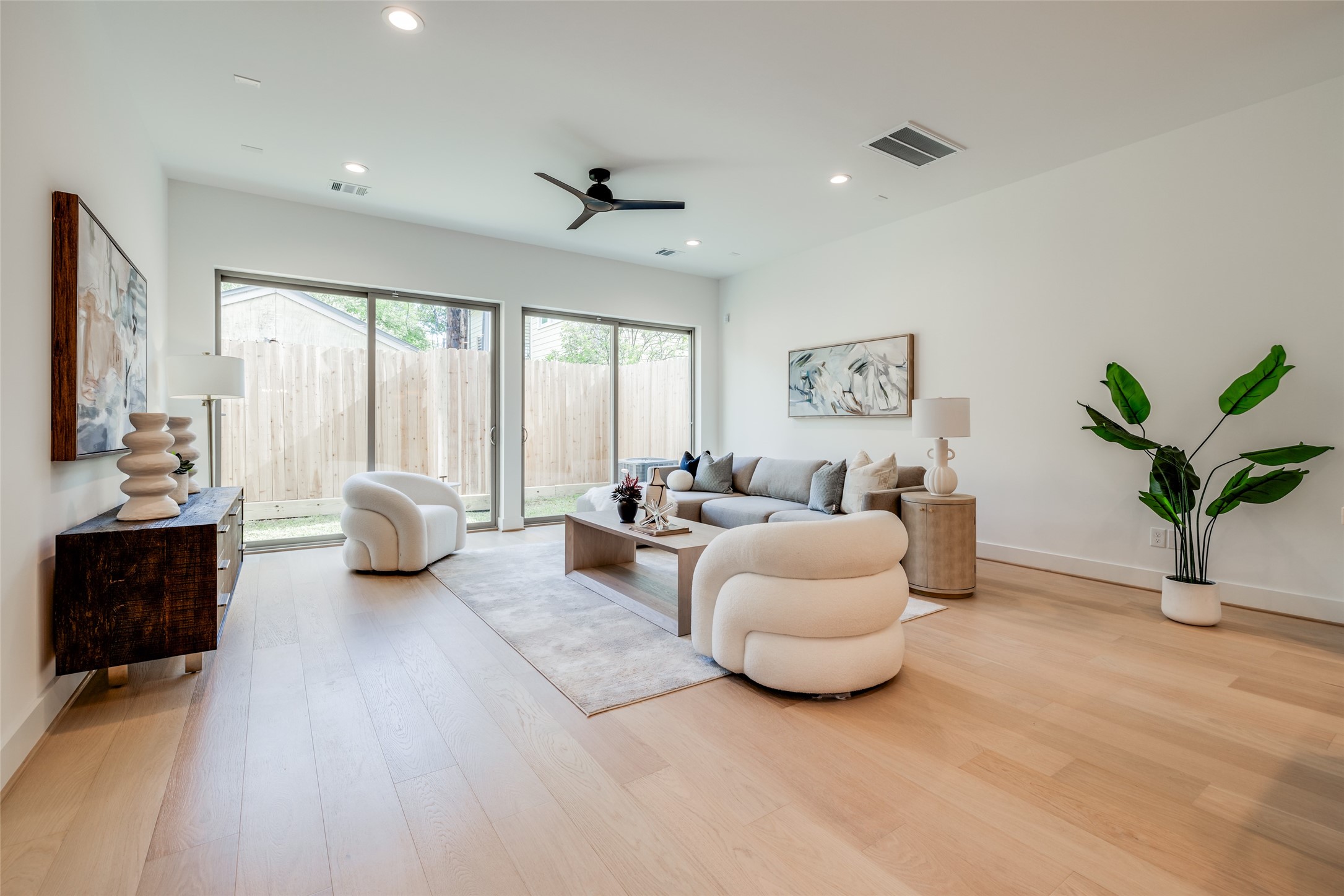 816 West 17th Street Houston, TX 77008 - Photo 19 of 38 * Est Compl 12/31/2026 *
* ASK ABOUT CUSTOMIZATION OPTIONS DURING CONSTRUCTION ONLY
* MAZZARINO MODEL HOME
* PHOTOS MAY SHOW A SIMILAR FLOOR PLAN AND/OR UPGRADED/ALTERNATIVE FINISHES
* Please use these photos as a guide
* THIS IS AN ACTIVE CONSTRUCTION SITE, BUYERS MUST REQUEST APPOINTMENT TO BE ON PREMISES AT ALL TIMES.