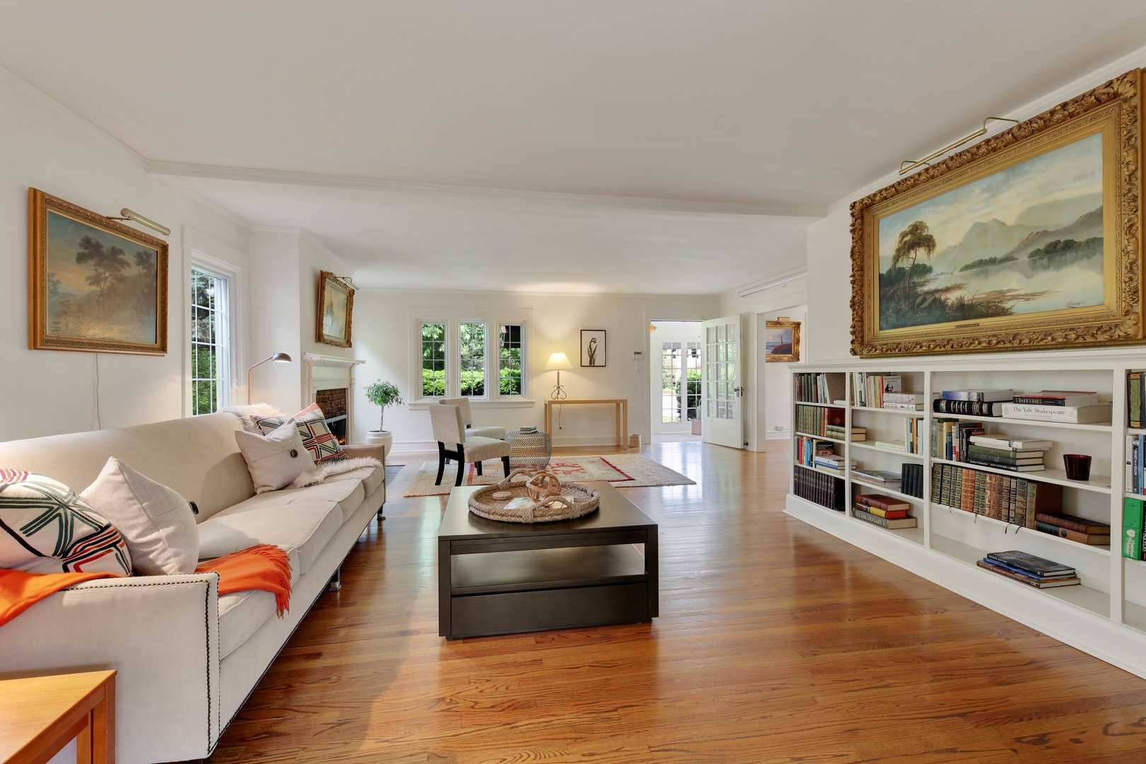 2629 Ridge Avenue Evanston, IL 60201 - Photo 5 of 25 a living room with furniture and a flat screen tv