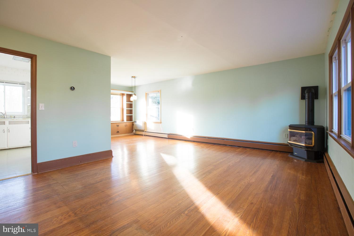 20 Dublin Road Pennington, NJ 08534 - Photo 2 of 12 Living Room