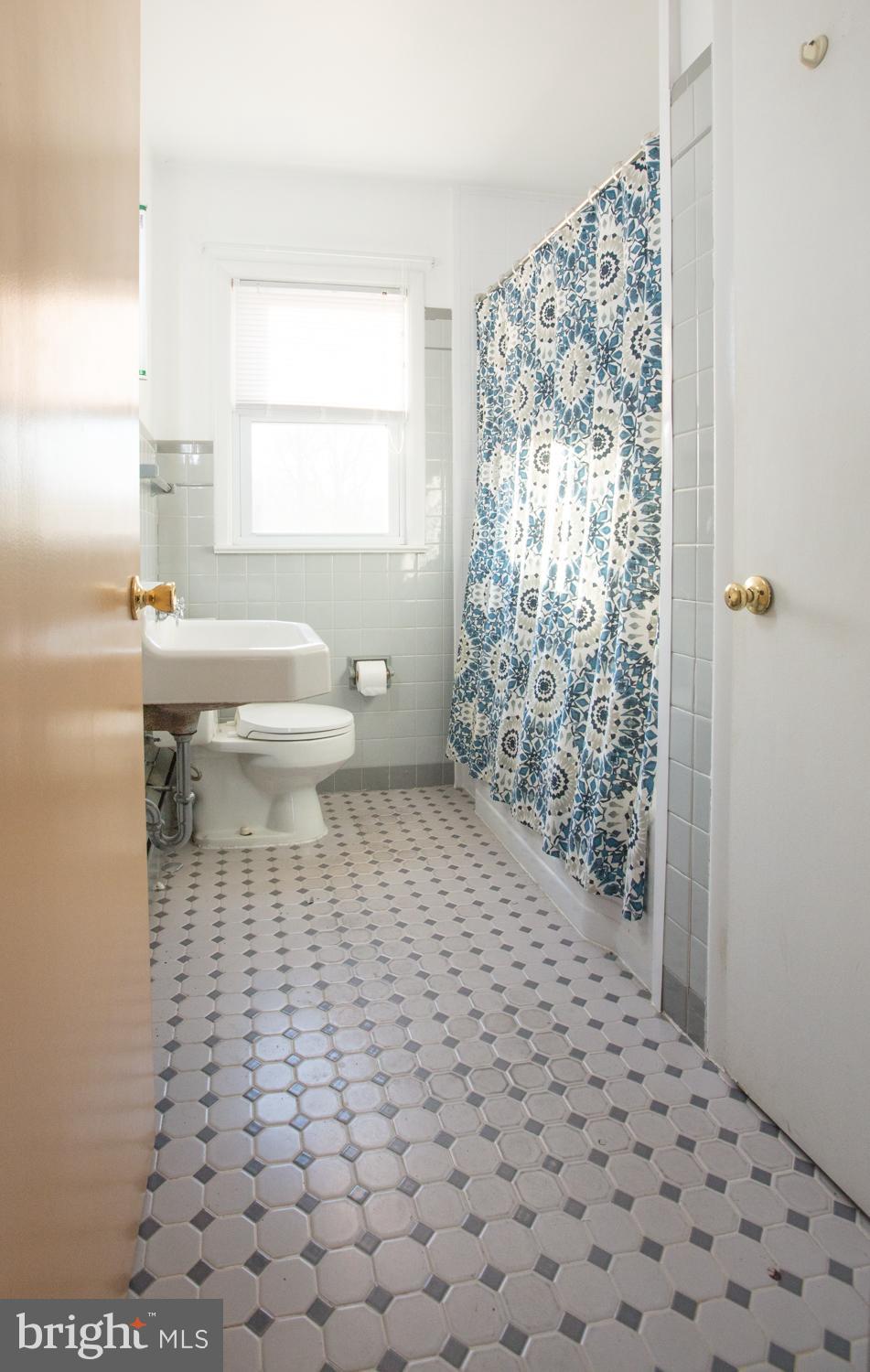 20 Dublin Road Pennington, NJ 08534 - Photo 8 of 12 Full bath on bedroom level