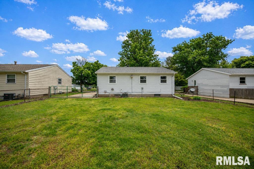 2003 Chicory Road Pekin, IL 61554 - Photo 5 of 35