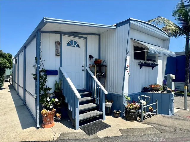 a view of entryway and hall