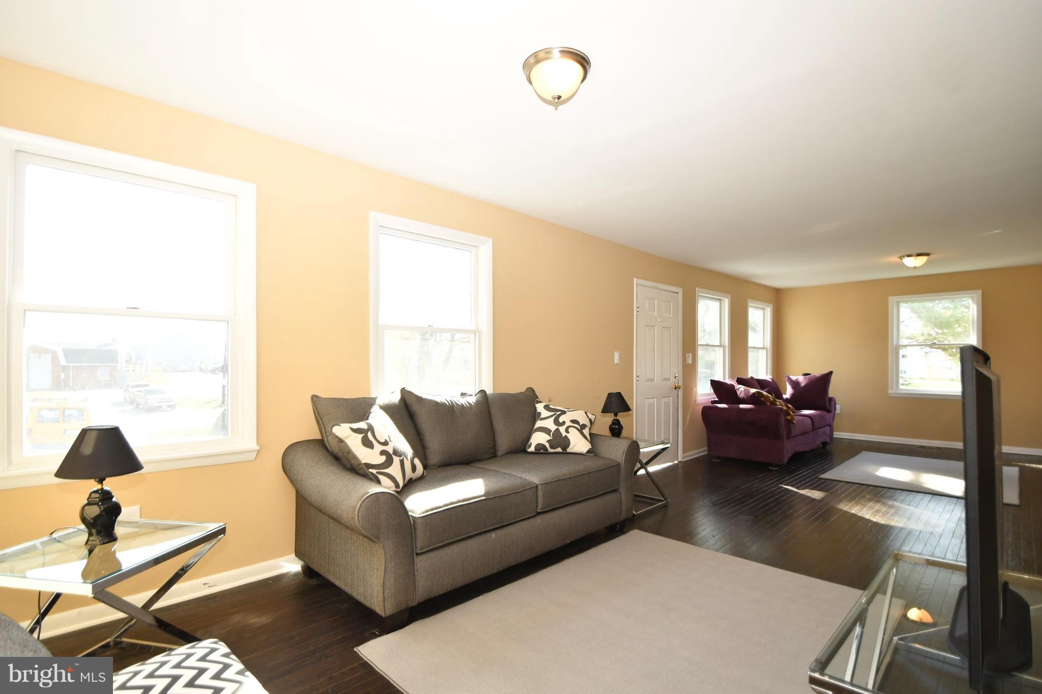 327 Riverside Drive Baltimore, MD 21221 - Photo 15 of 30 Living Room
