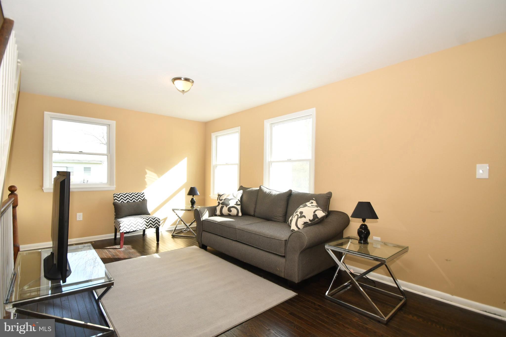 327 Riverside Drive Baltimore, MD 21221 - Photo 16 of 30 Living Room