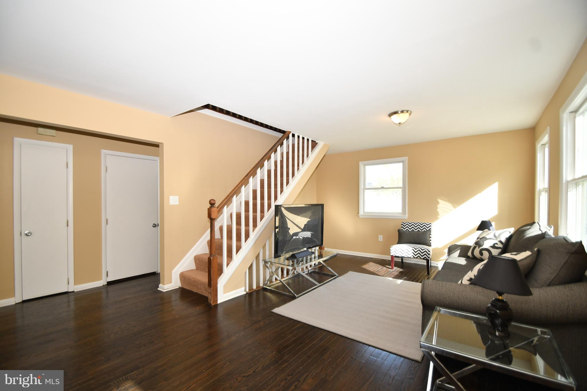 327 Riverside Drive Baltimore, MD 21221 - Photo 17 of 30 Living Room