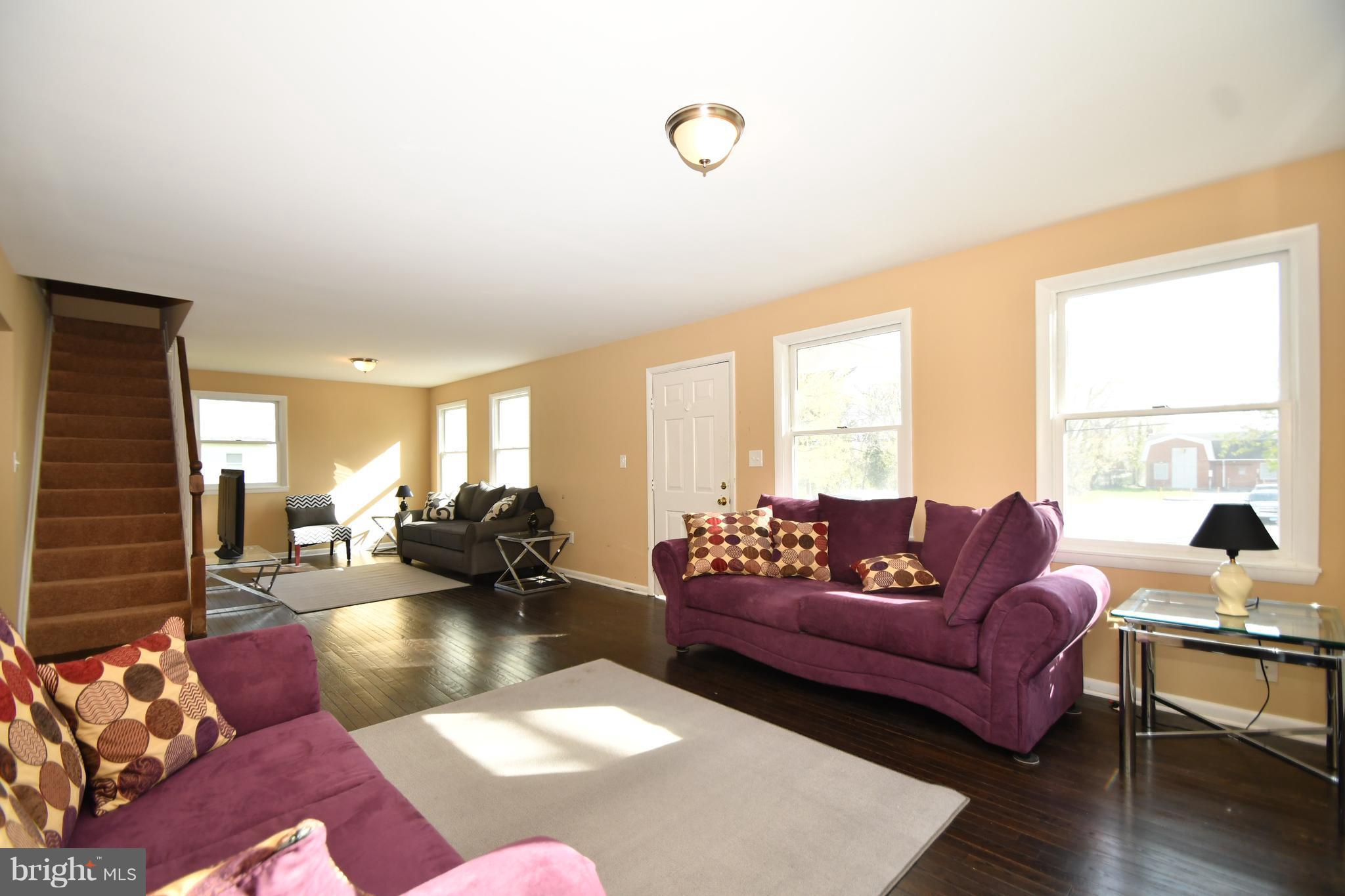 327 Riverside Drive Baltimore, MD 21221 - Photo 4 of 30 Lots of Light