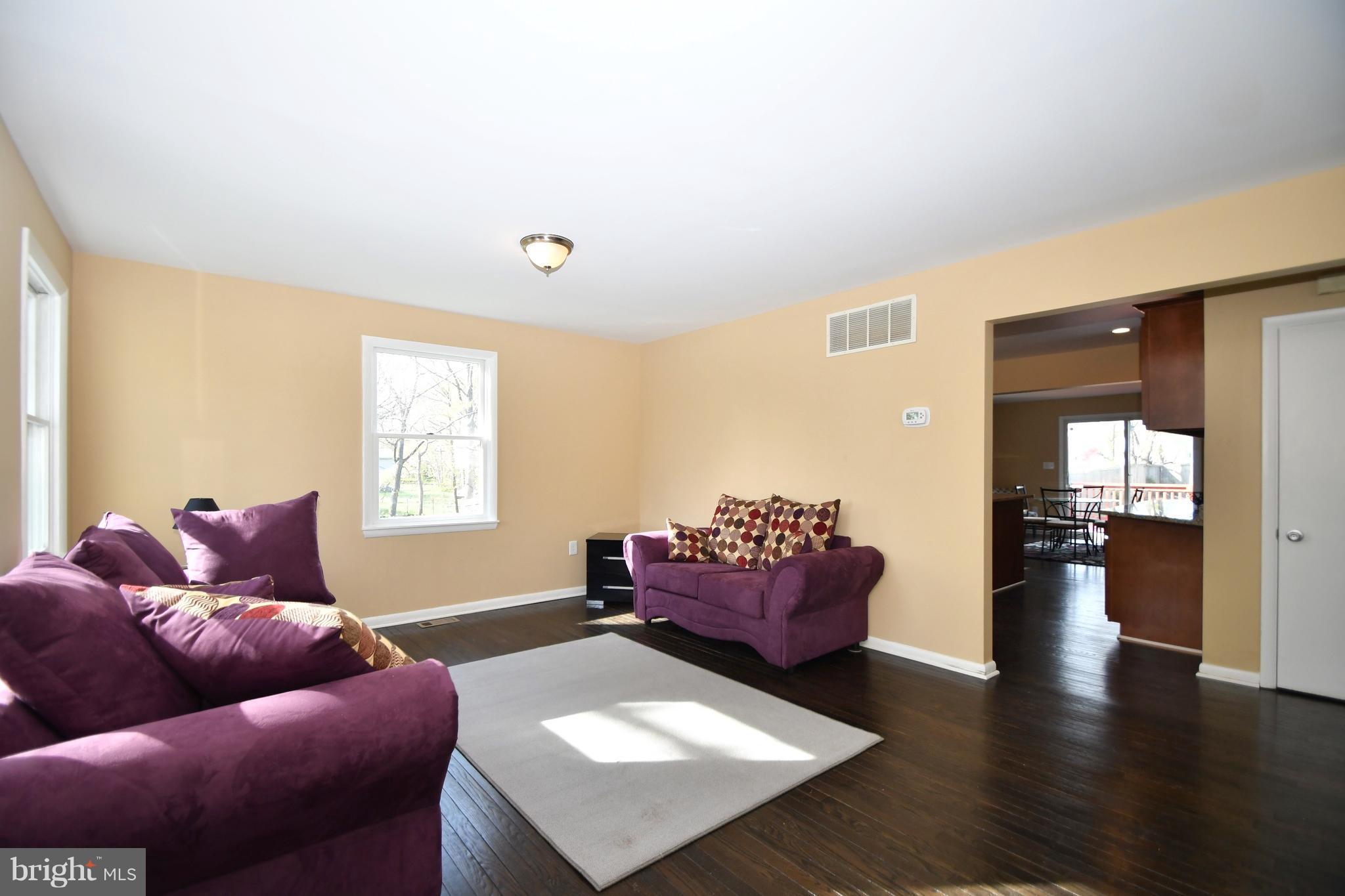 327 Riverside Drive Baltimore, MD 21221 - Photo 6 of 30 Living Room