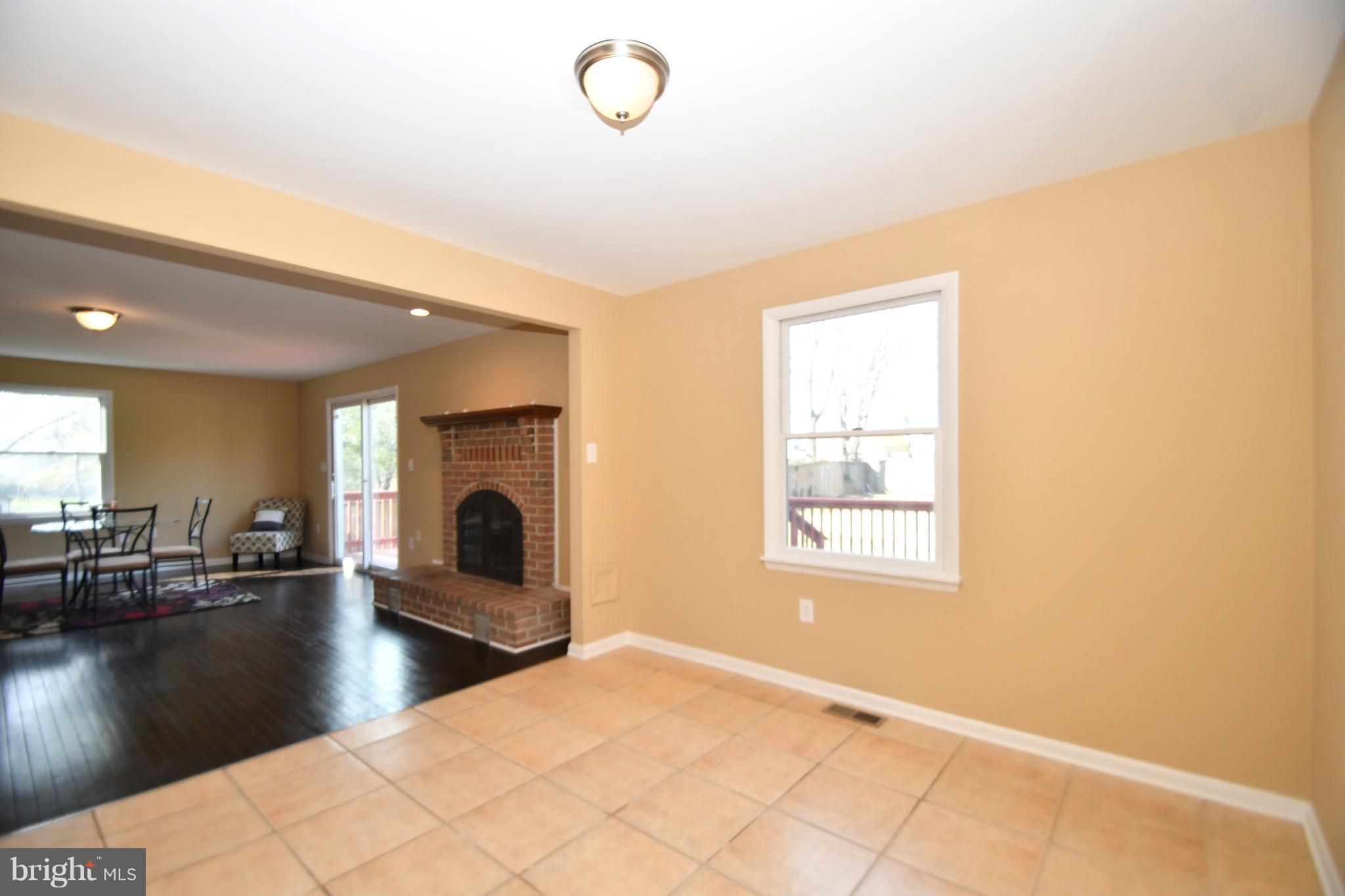327 Riverside Drive Baltimore, MD 21221 - Photo 10 of 30 Living Room