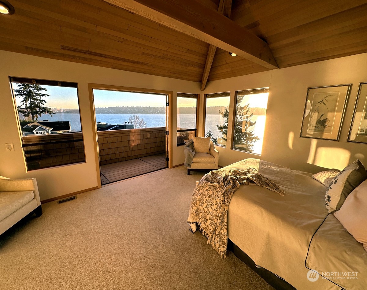 8045 West Mercer Way Mercer Island, WA 98040 - Photo 4 of 38 a bed sitting in a room next to a window