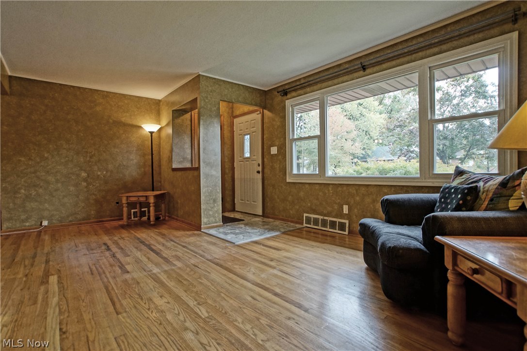 5447 Huron Road Cleveland, OH 44124 - Photo 2 of 18