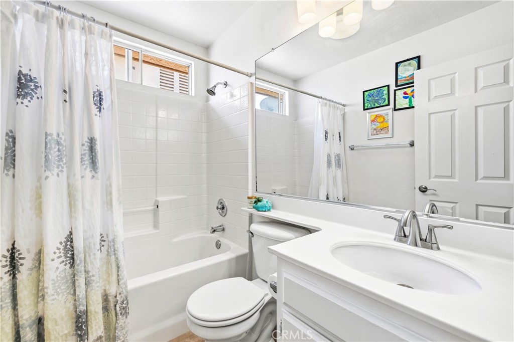 28033 Memory Lane Valencia, CA 91354 - Photo 19 of 40 a bathroom with a sink a toilet and a bathtub