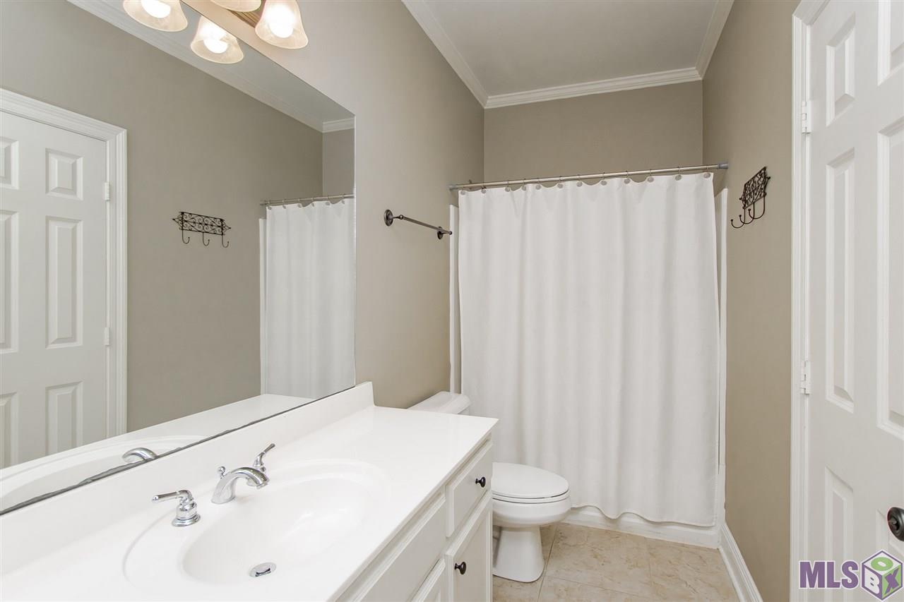 828 Meadow Bend Drive, Unit G Baton Rouge, LA 70820 - Photo 17 of 28 Hall Bathroom