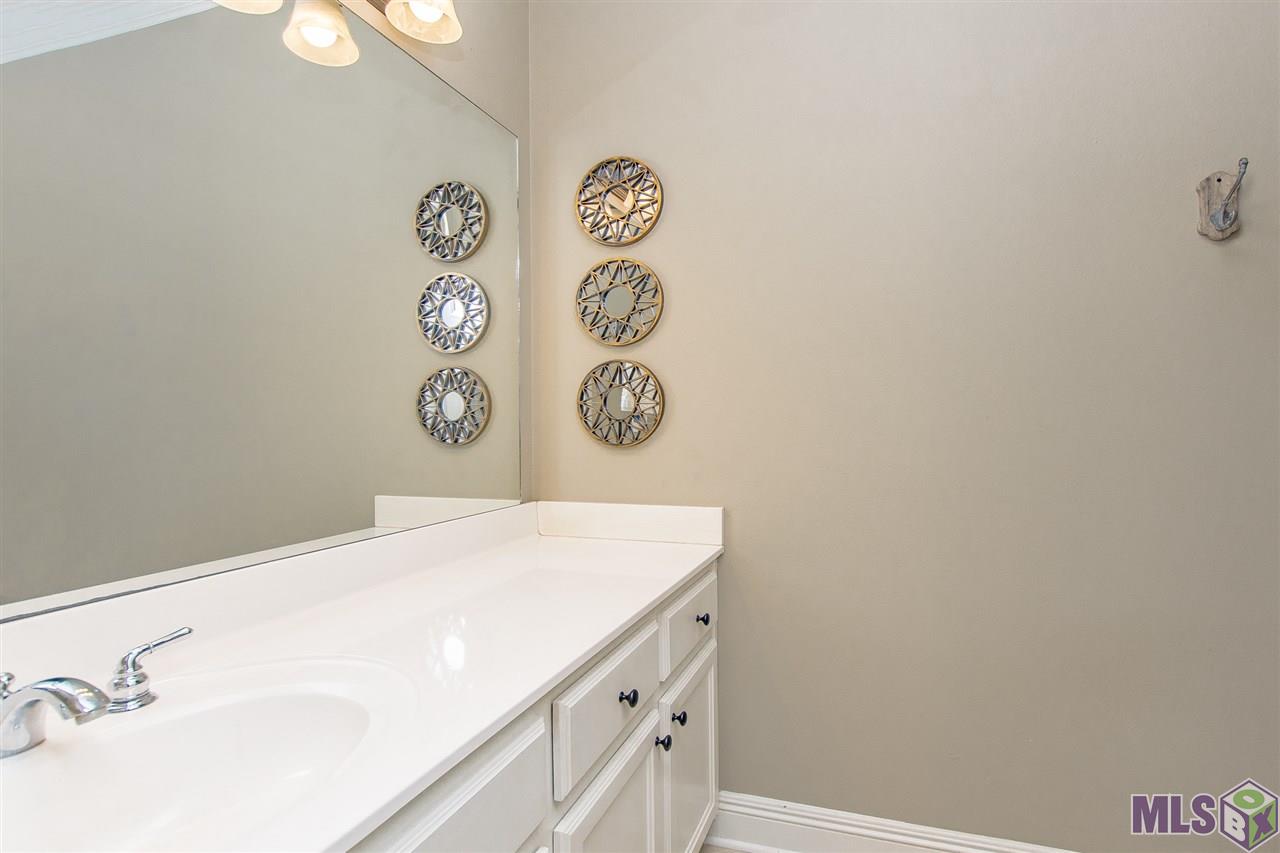 828 Meadow Bend Drive, Unit G Baton Rouge, LA 70820 - Photo 21 of 28 Master Bathroom